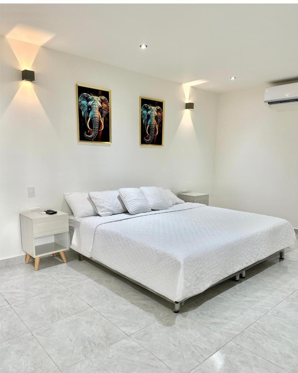 Suite con cama grande y balcón